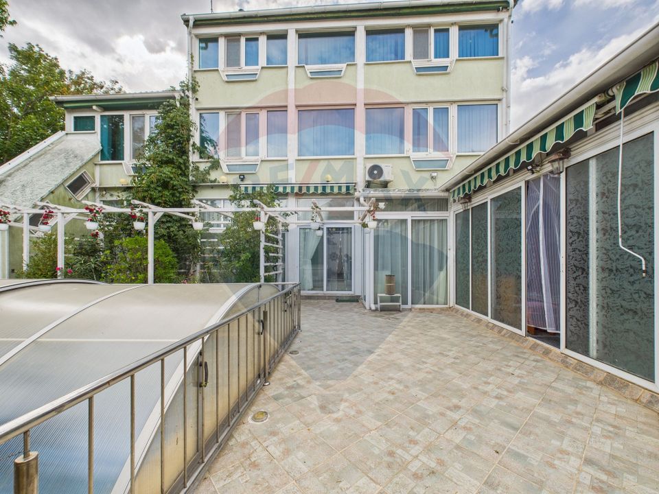 Casă / Vilă cu 10 camere de vânzare în zona Central