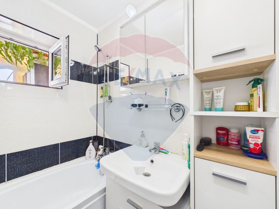 Apartament 4 camere de vanzare – complet renovat, mobilat și utilat