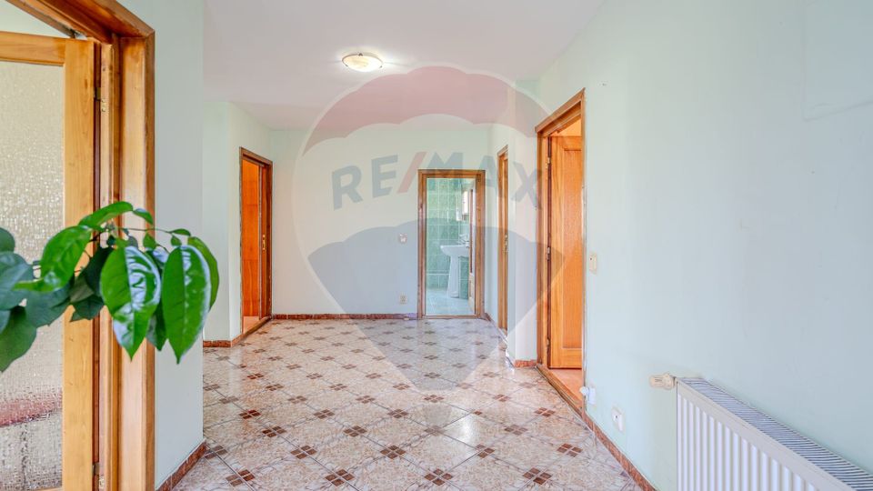 Vila rezidential/  gradina de vis/sera/ panouri/ Sanpetru!