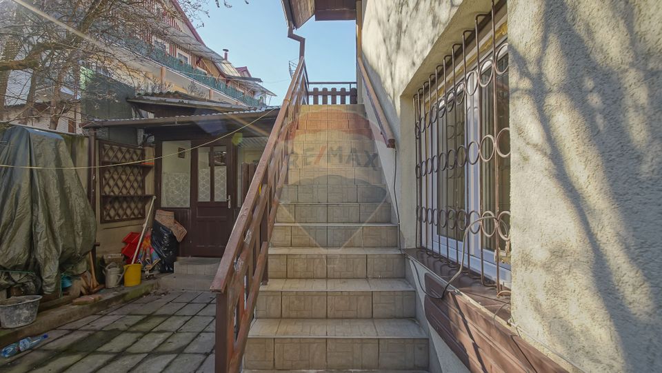 REZERVATA! Vilă individuală cu terasă, curte și două garaje