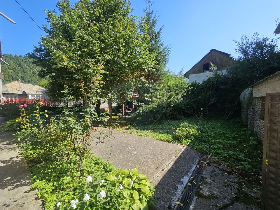 Casă solidă din cărămidă, mobilată, garaj, teren generos – Tarcău