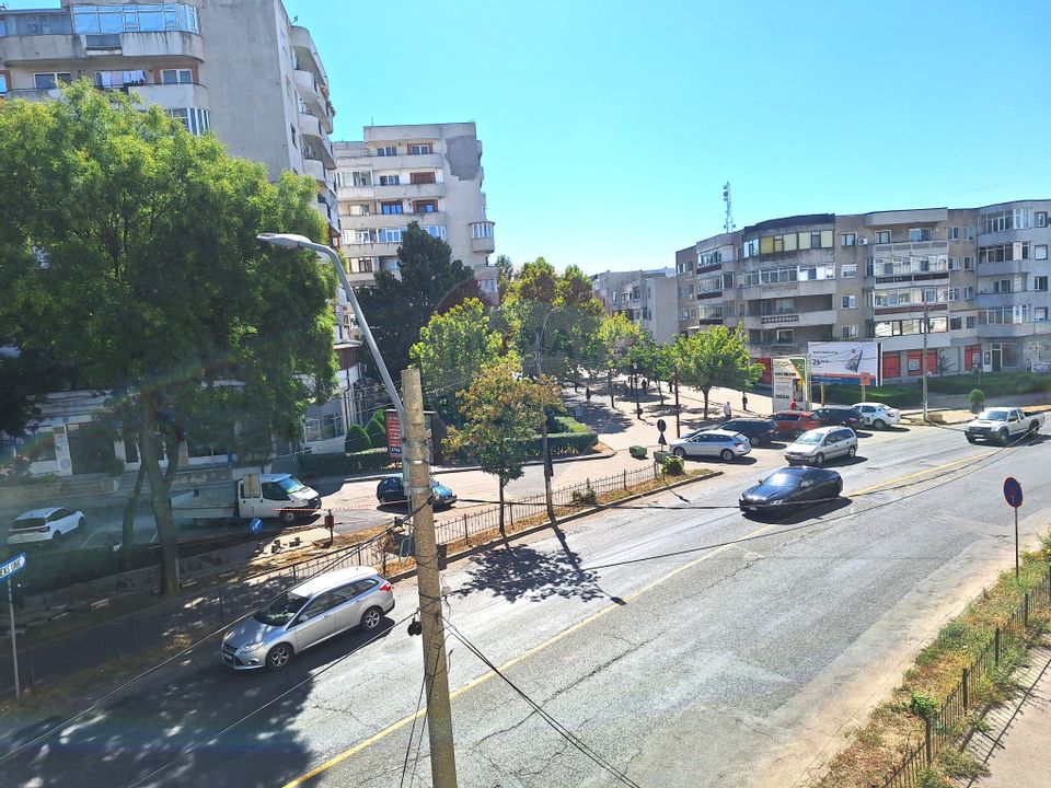 Apartament cu 3 camere de vânzare în zona Pod