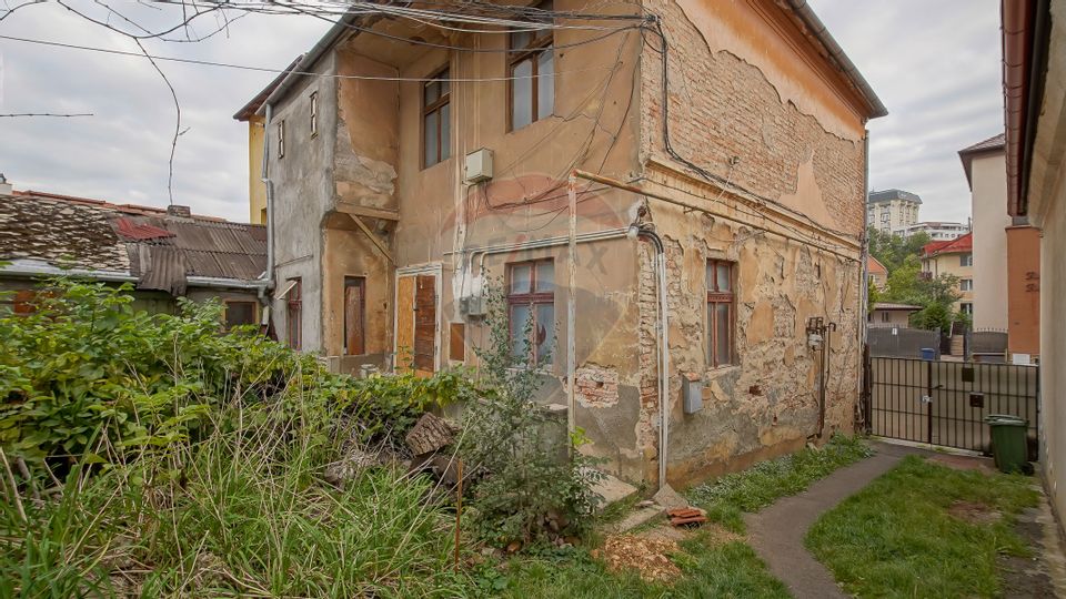 Vilă pe str Alexandru Ioan Cuza, 10 camere, S + P + E, teren 282 mp