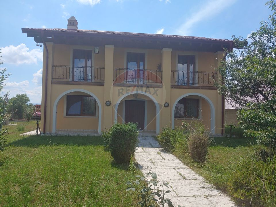 Casă / Vilă de lux cu 5 camere de vânzare în Vadu Moldovei, Suceava