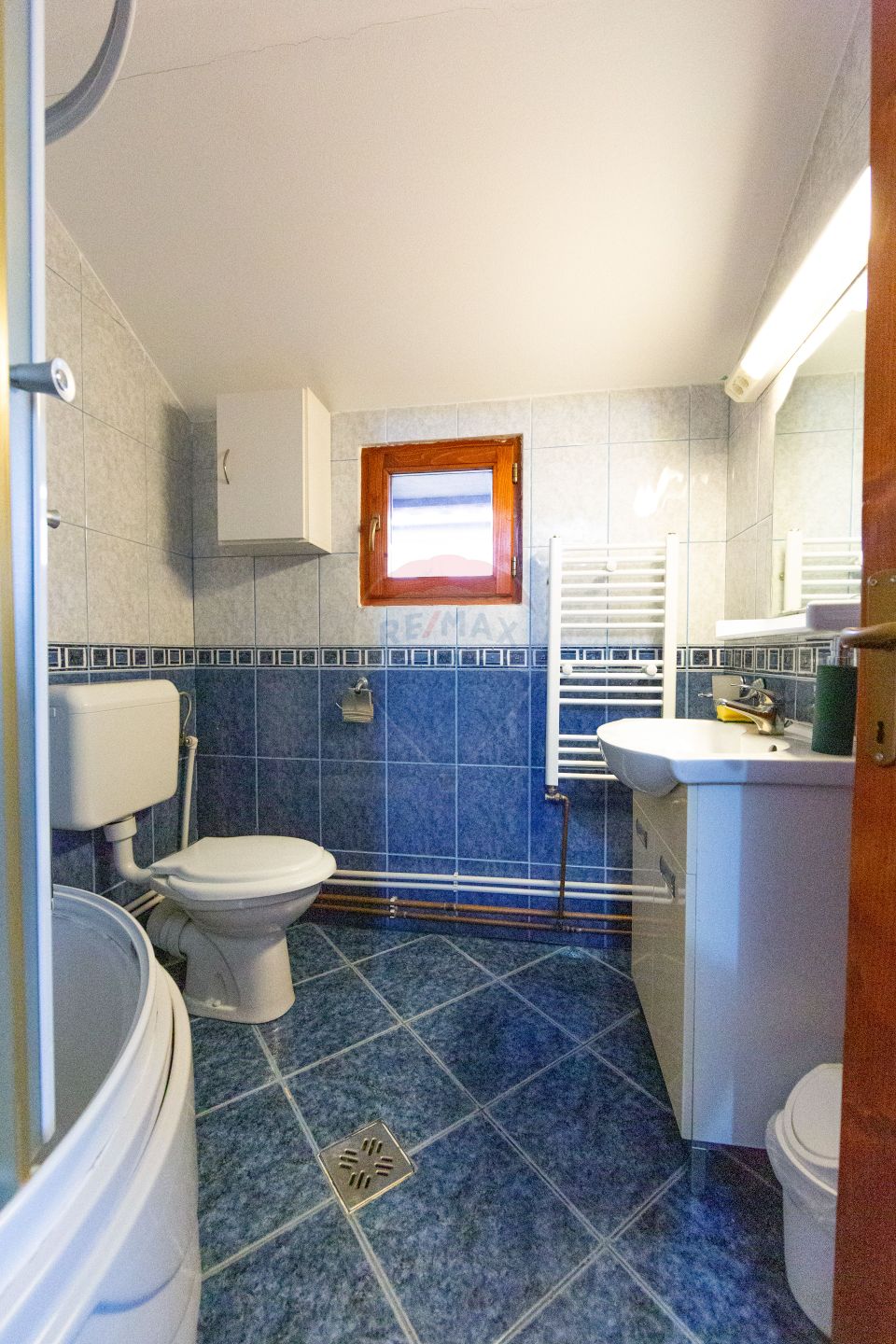 Casă spațioasă cu garaj dublu, foișor și curte amenajată