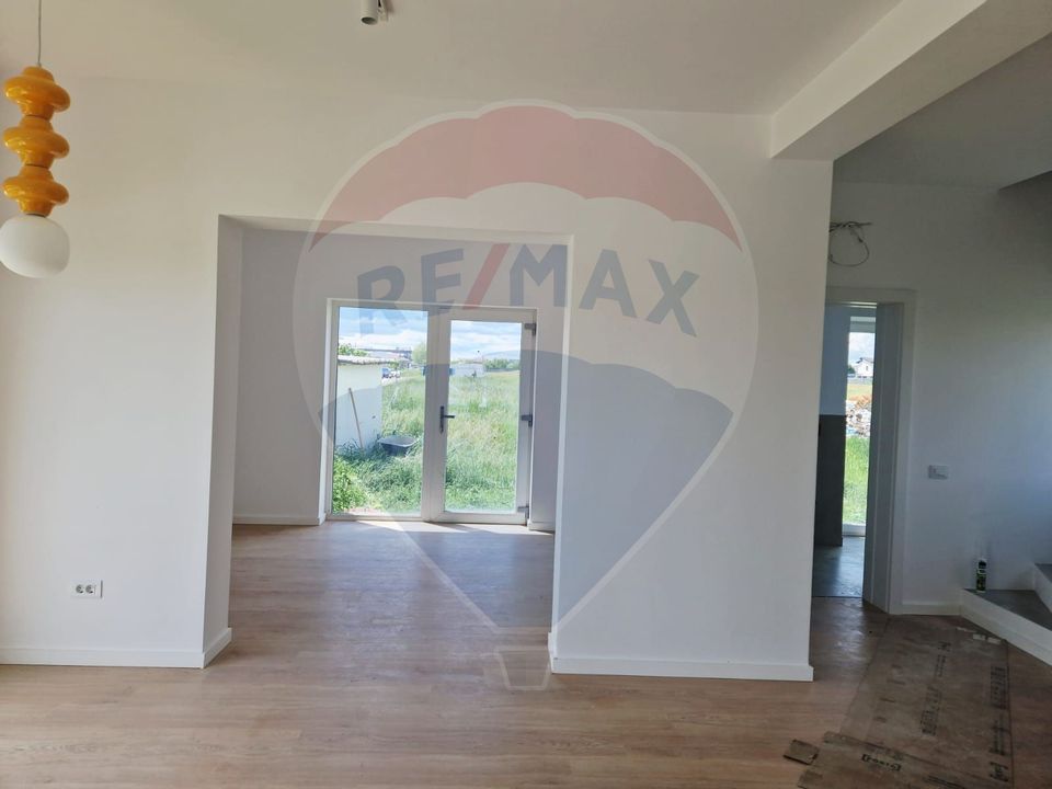 Casă / Vilă - 132,5 mp  , teren - 264 mp  / zona Cârcea