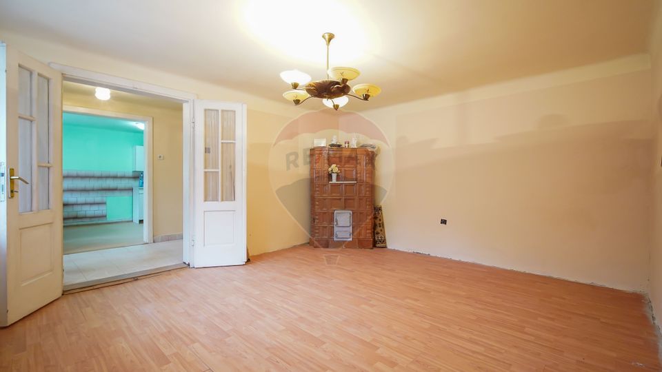 Casa individuala cu doua corpuri, teren 1000mp