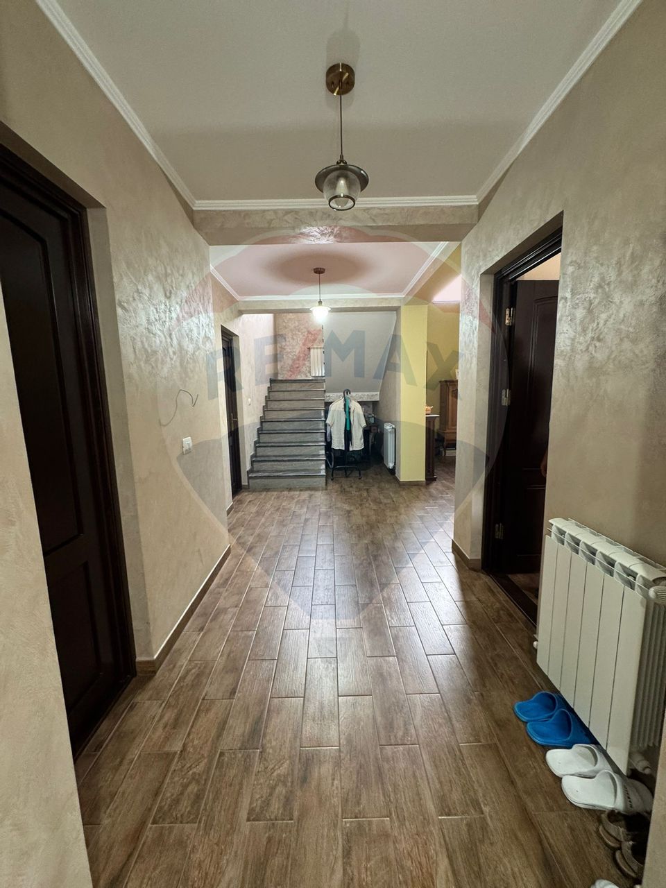Casă / Vilă nouă cu 5 camere + casă bătranească renovată