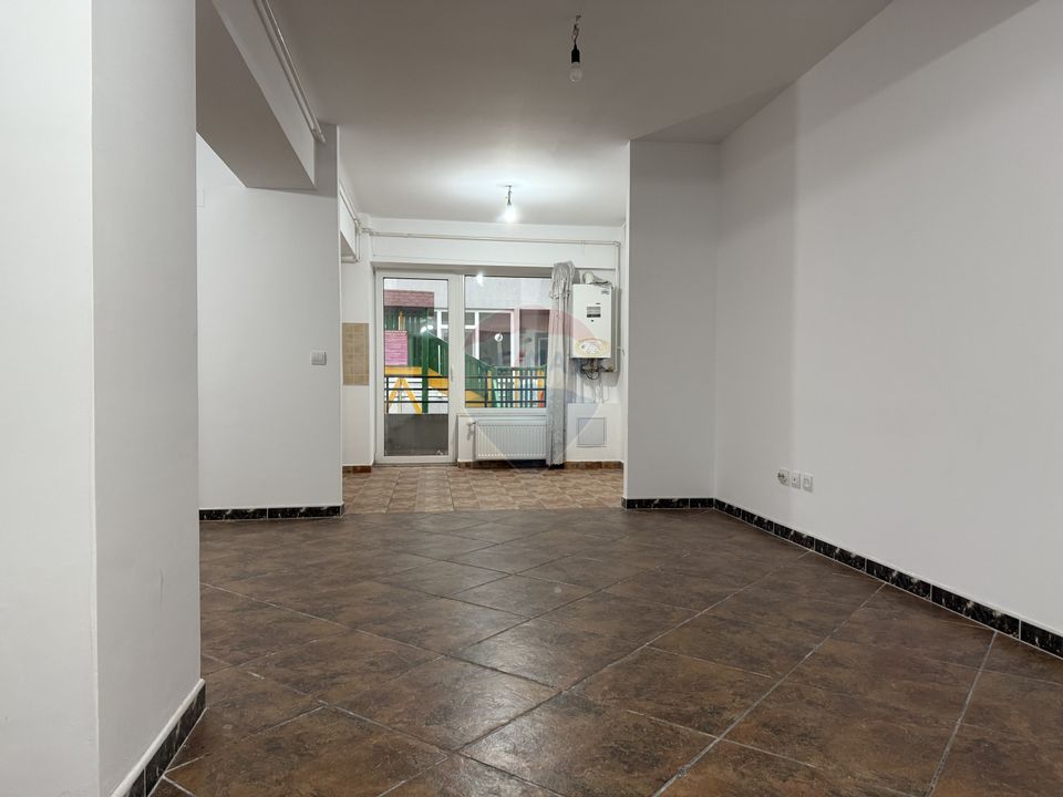 Apartament cu 3 camere de vânzare cu loc de parcare, Calea Bârladului