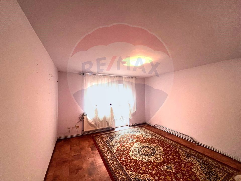 Apartament cu 3 camere de vânzare în comuna Răcăciuni