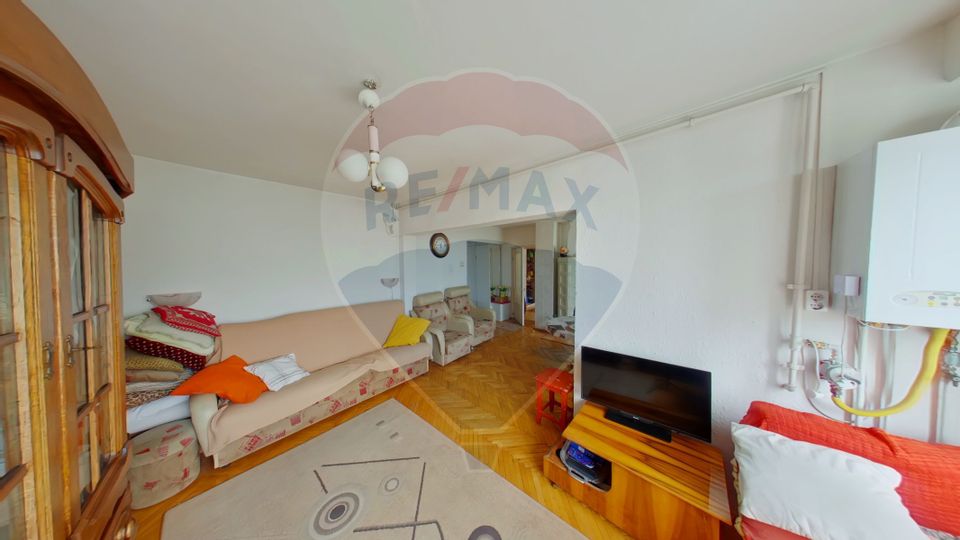 Apartament cu 3 camere de vânzare Str. 1 Mai