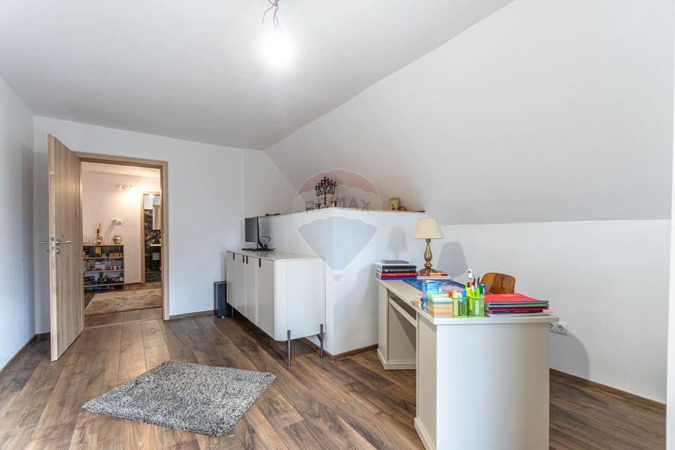 Casă / Vilă cu 6 camere de vânzare in Tarlungeni