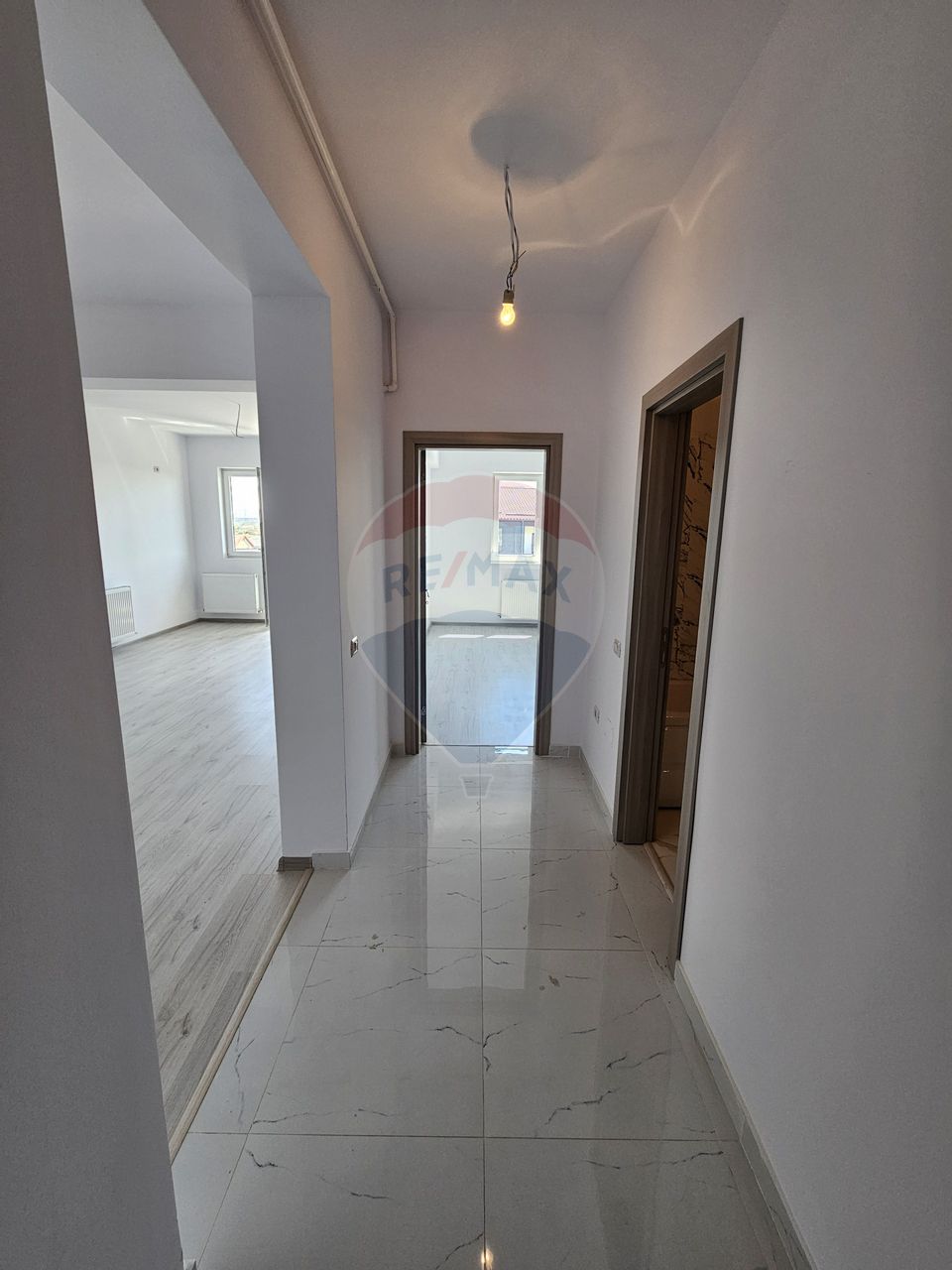 Apartament 4 camere 115.7 mp cu terasa , loc parcare si boxa demisol