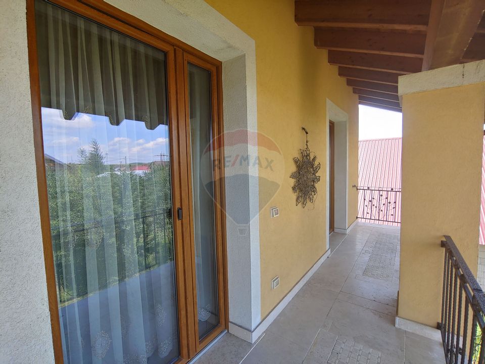 Casă / Vilă de lux cu 5 camere de vânzare în Vadu Moldovei, Suceava