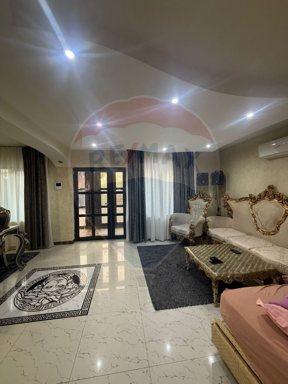 5 room House / Villa for sale, 1 Mai area