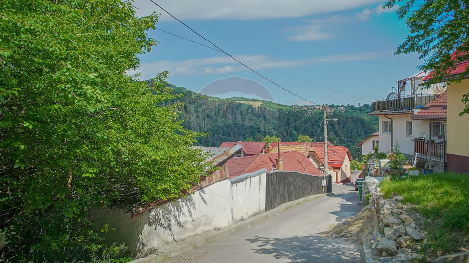 REZERVATĂ! Casă demolabilă cu teren și panoramă , în Șcheii Brașovului