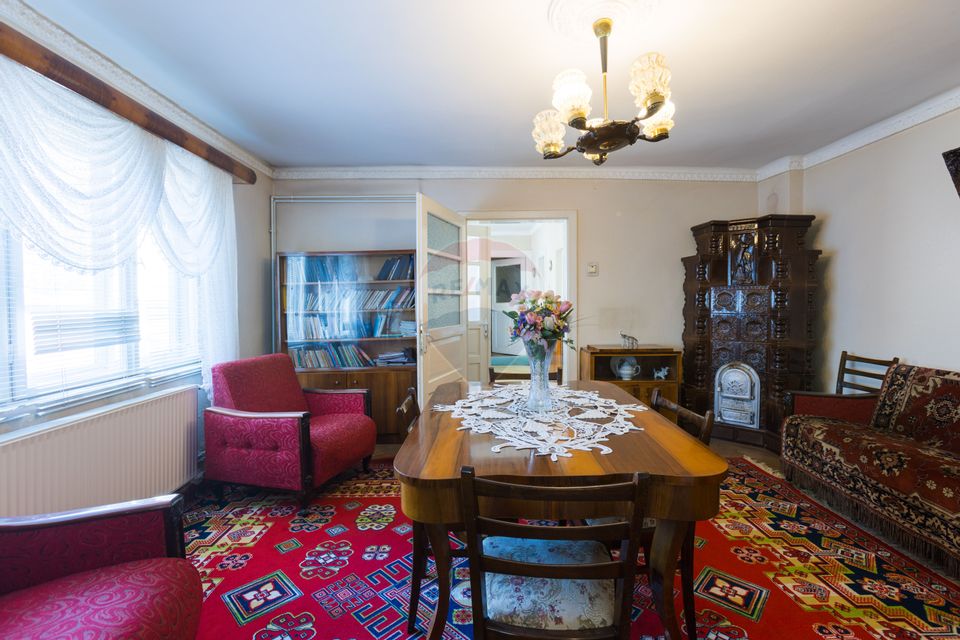 Doua Case de vanzare cu 5 camere + 3 camere,  stradal in Bran!