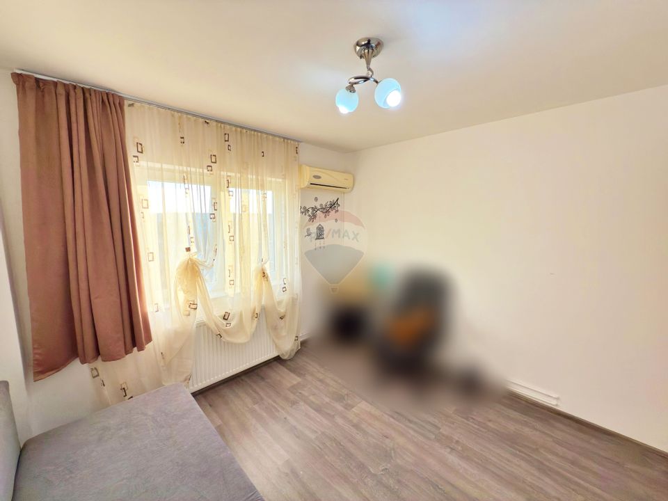 Apartament cu 3 camere de vânzare în zona Micalaca