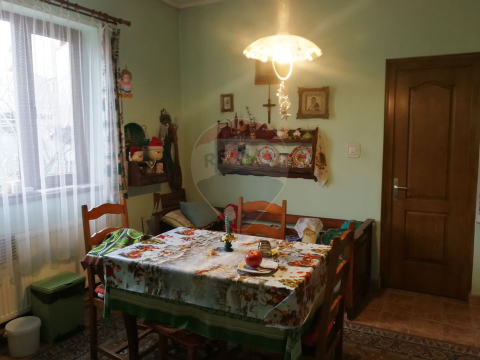 Casă / Vilă individuală cu 4 camere și anexă de vânzare, în Baia Mare