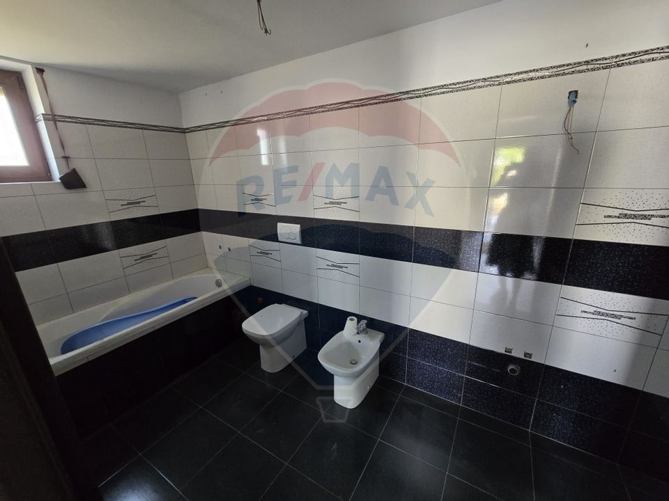 Casă / Vilă cu 4 camere de vânzare în zona Periferie