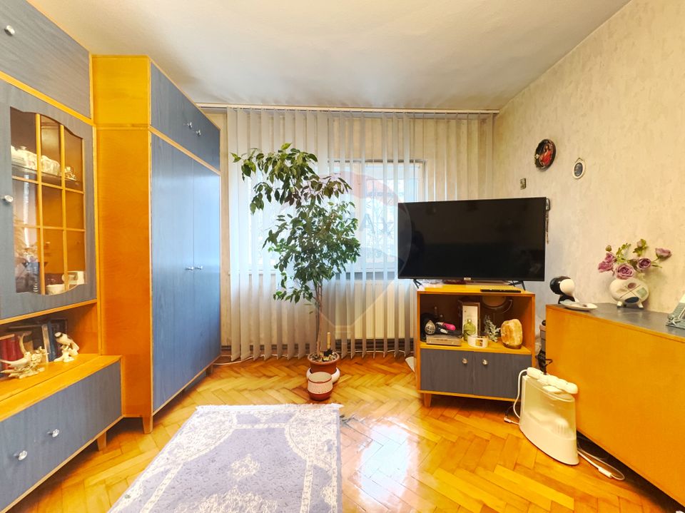 3 camere Complet decomandat  Aradului-Vest Etaj intermediar