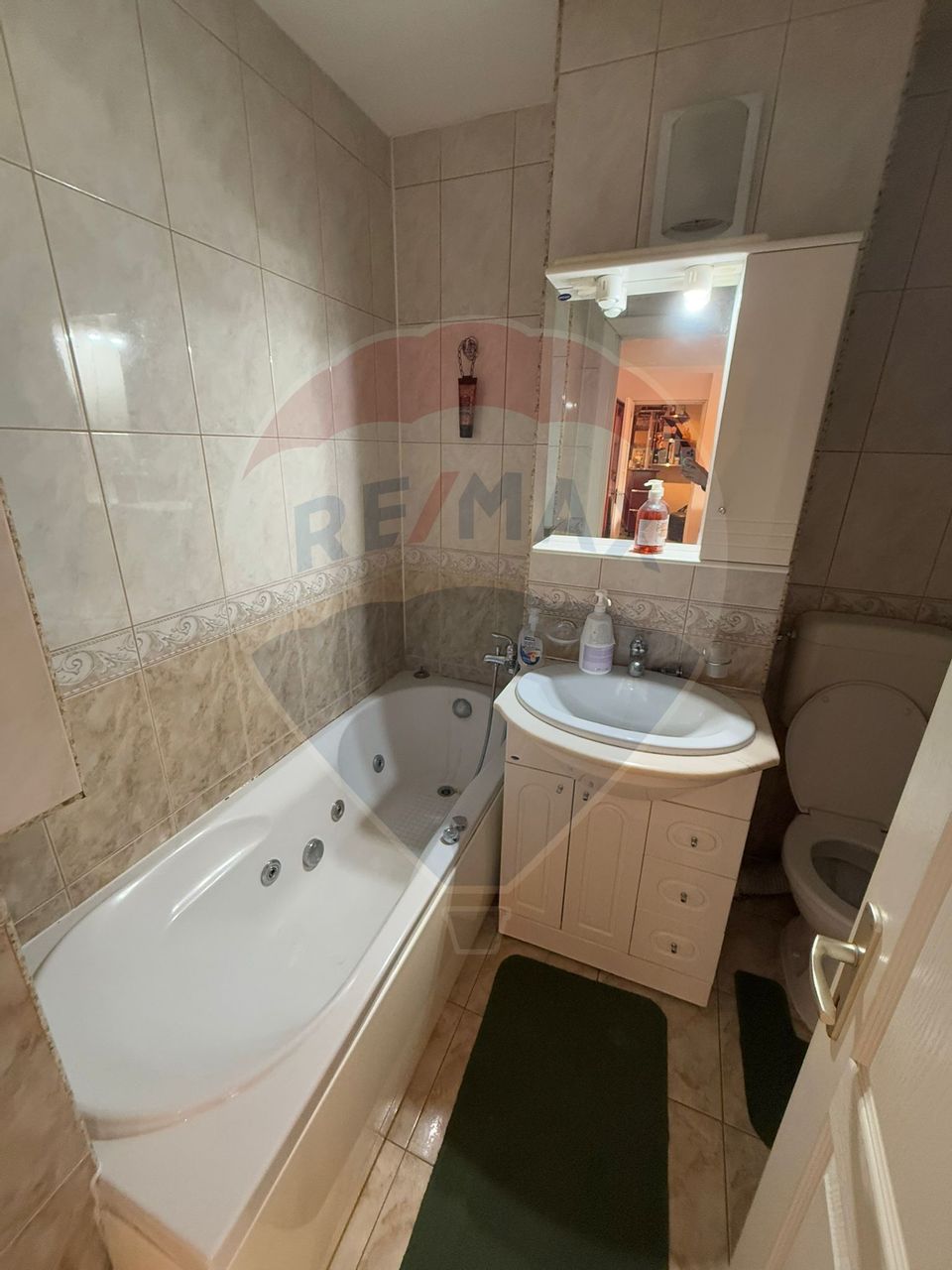 Apartament cu 4 camere de închiriat în zona Dacia