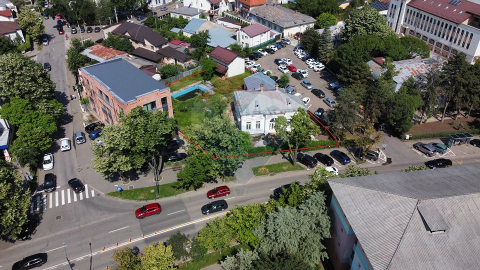 Monument Istoric Teatru langa Liceul Cuza