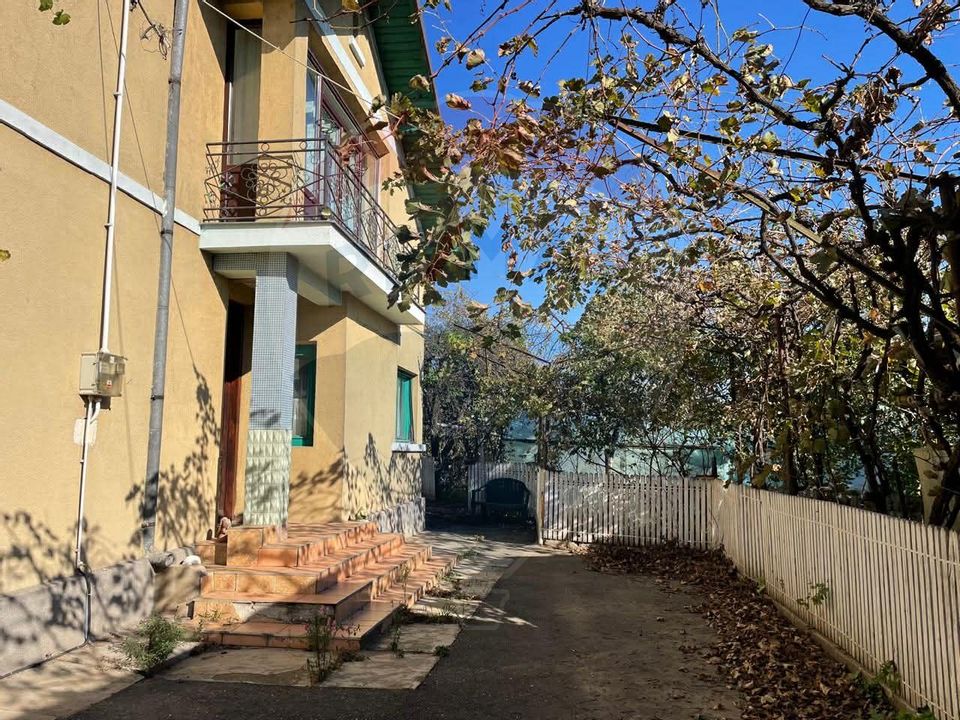 Casă / Vilă spațioasă cu curte generoasă în Urlați