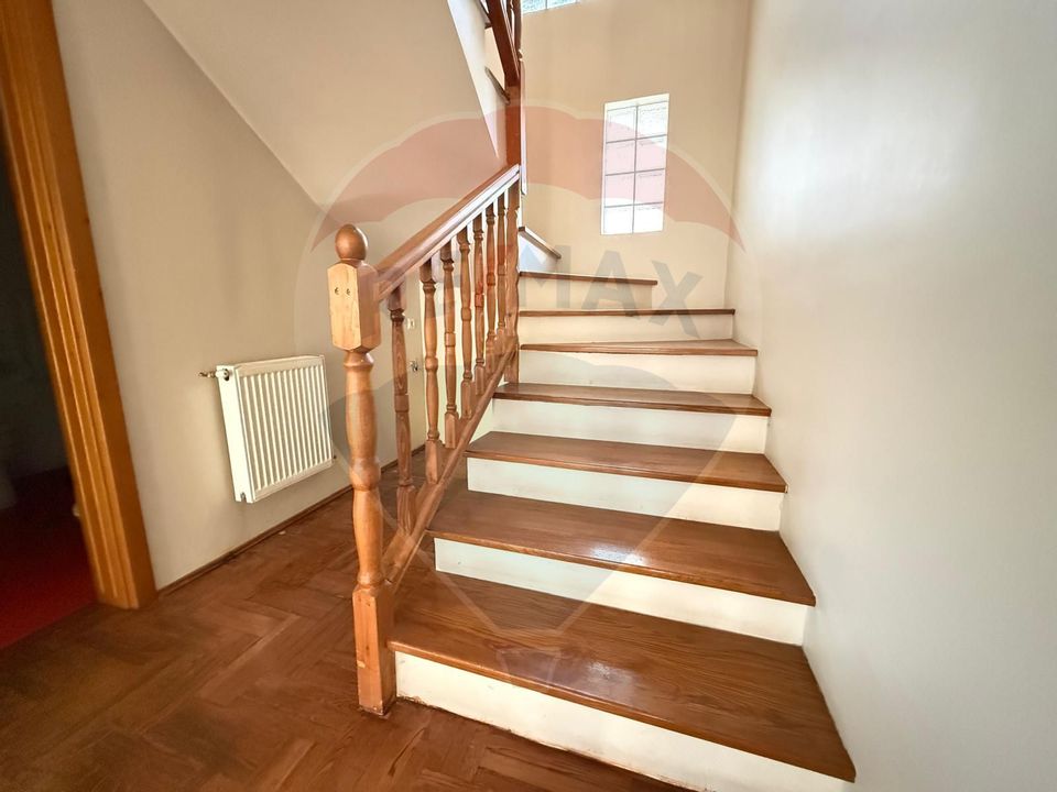 8 room House / Villa for sale