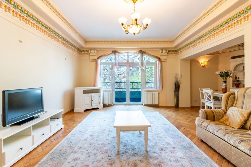 3-room apartment and open-space attic Amzei | English