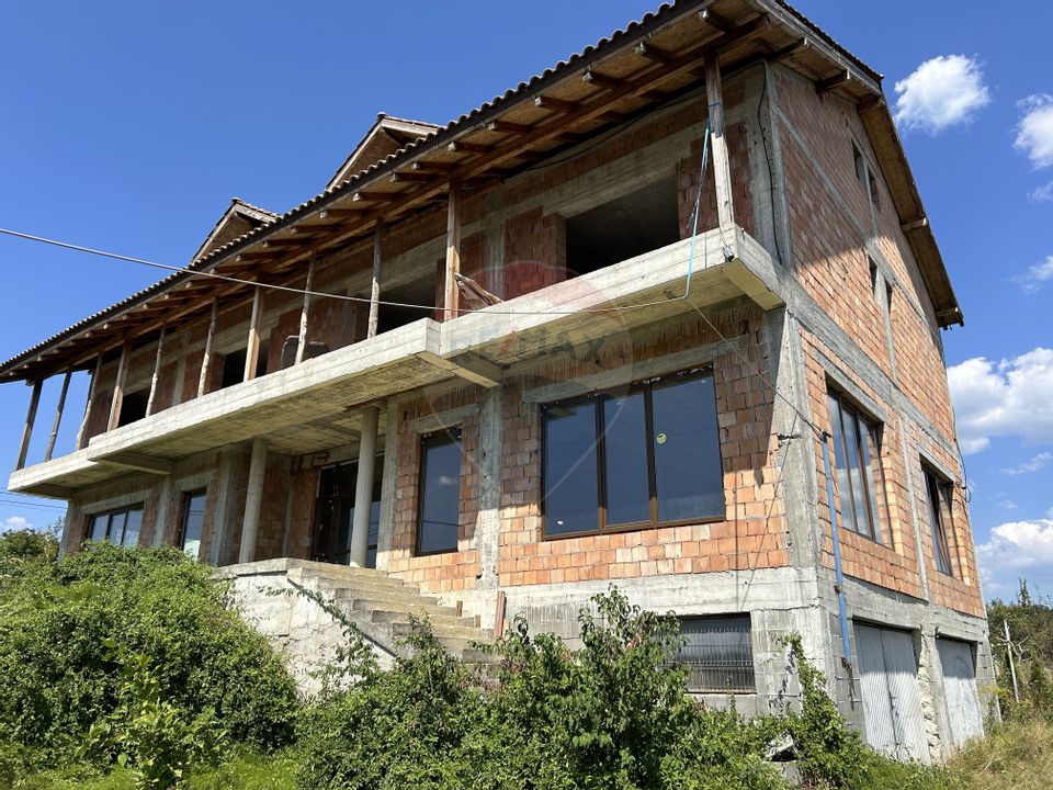 Vilă cu 9 camere de vânzare