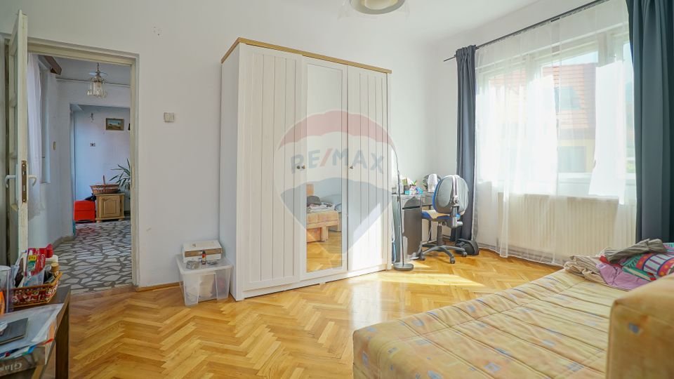 REZERVATA! Vilă impozantă, cu două apartamente și mansardă, Schei