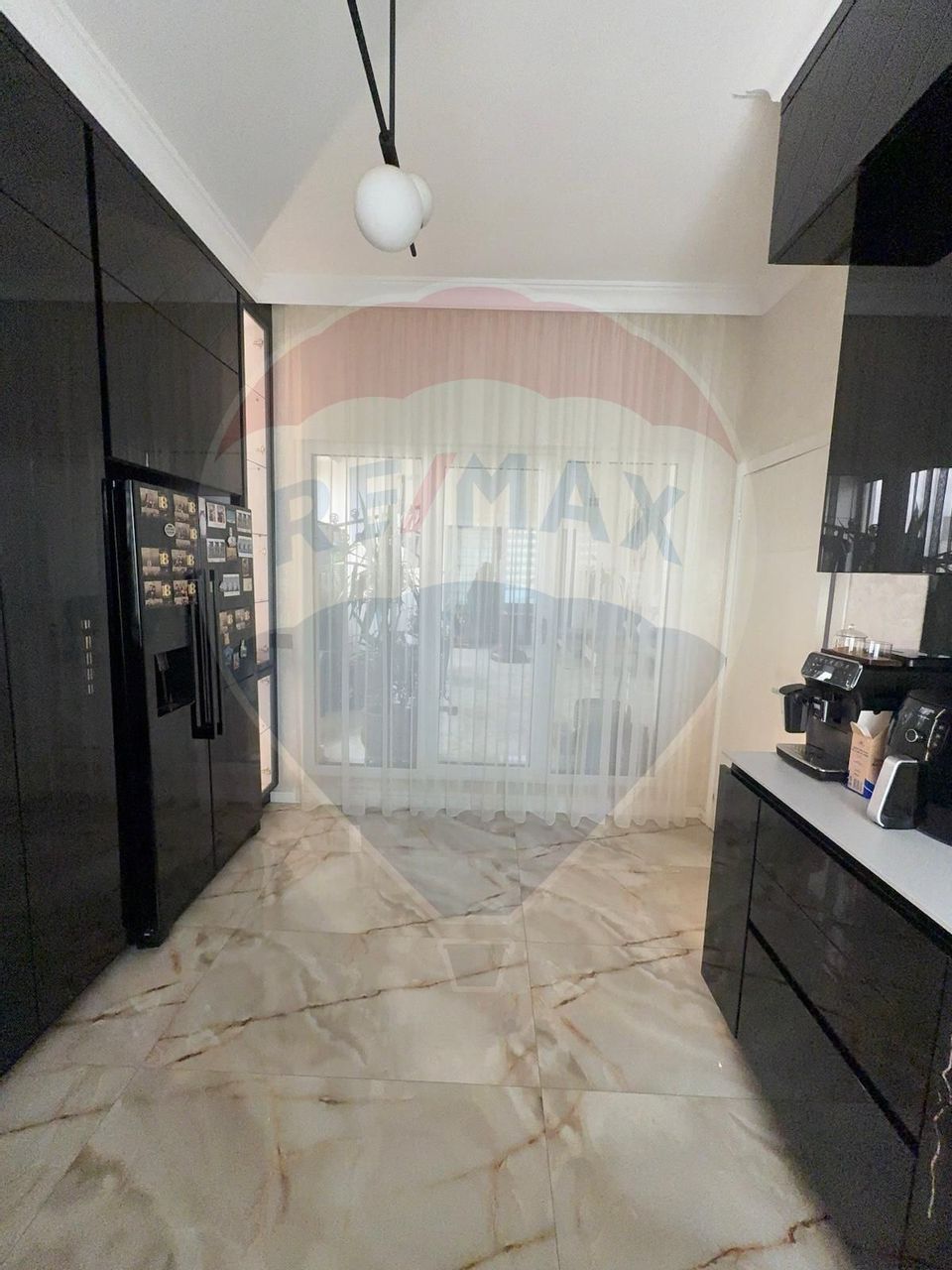 Apartament cu 4 camere de vânzare în zona Sarari