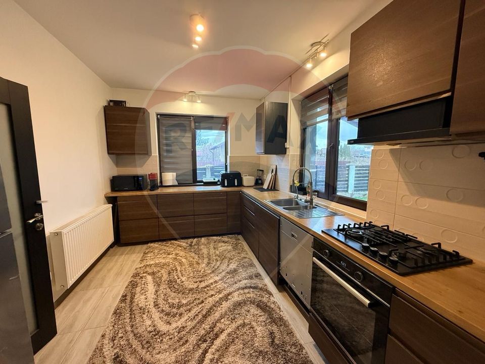 Casă / Vilă cu 4 camere de vânzare in Sanpetru