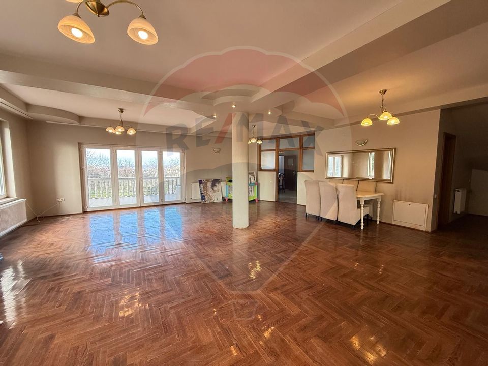 8 room House / Villa for sale