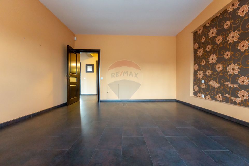 10 room House / Villa for sale, Serbanesti area