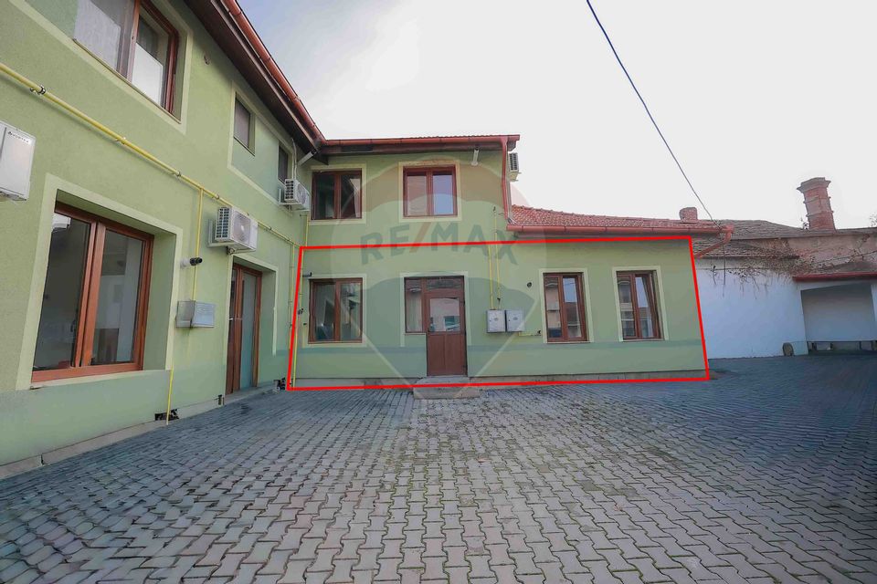 65.8sq.m Office Space for rent, Ultracentral area