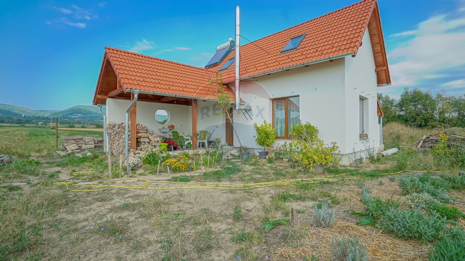 0% COMISION / Casă cu 3 camere si teren 28 500 mp , COVASNA