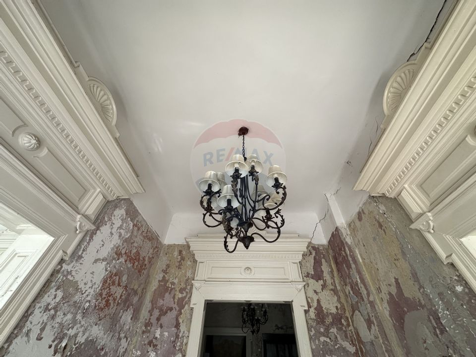 Monument Istoric Teatru langa Liceul Cuza