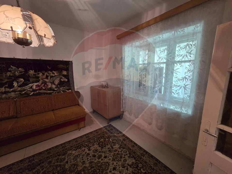 Casă cu gradina si solarii de legume