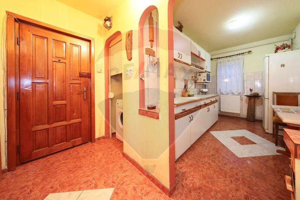Apartament decomandat de vânzare în zona Tractorul