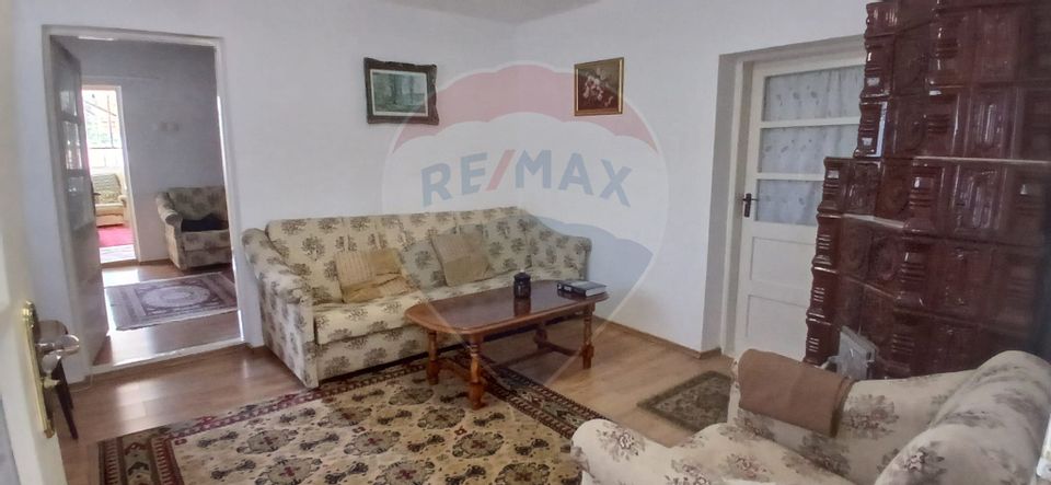 De vanzare casa cu 4 camere 6200 mp teren in Titu