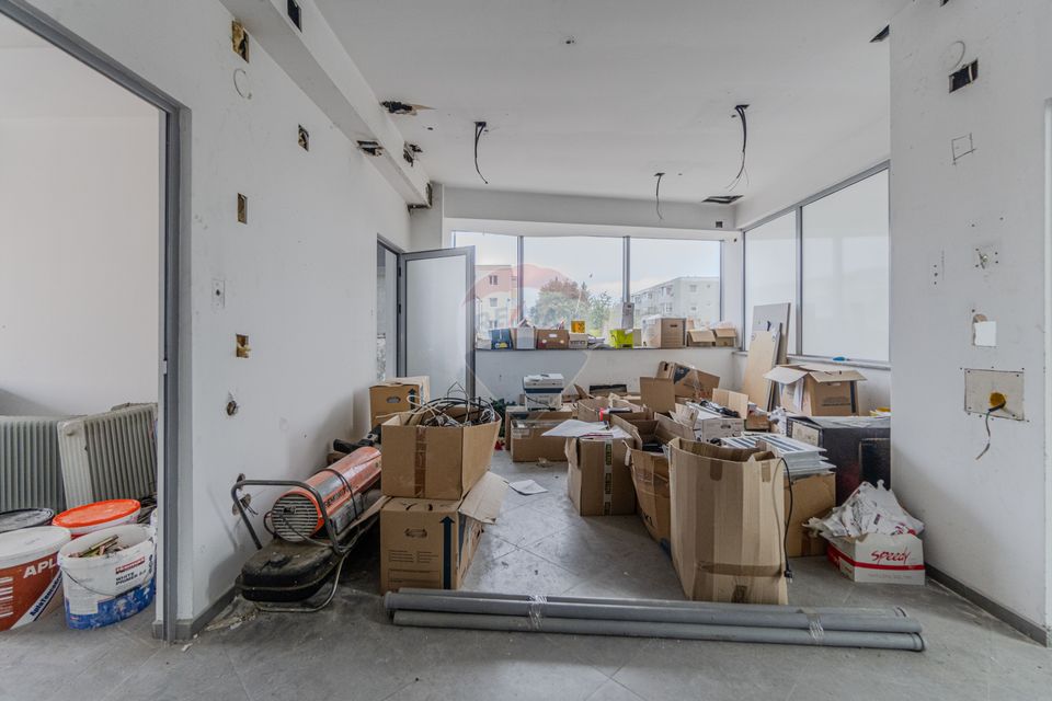 Cladire de 902 mp utili de vânzare, zona Grivitei - DN 13, COMISION 0