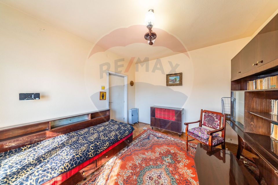 Apartament cu 4 camere, decomandat in zona centrala