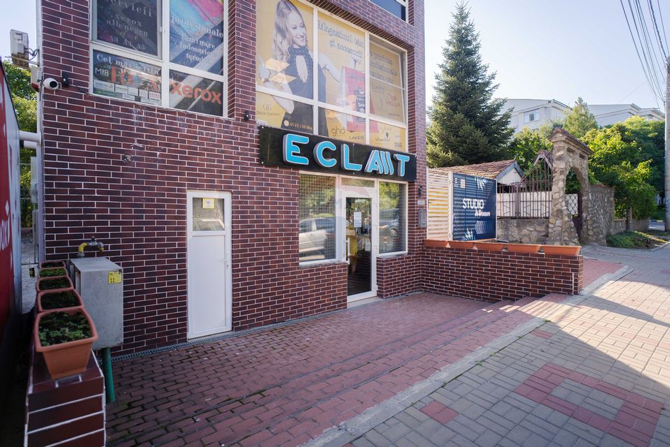 CLADIRE COMERCIALA CU SPATII OPEN SPACE