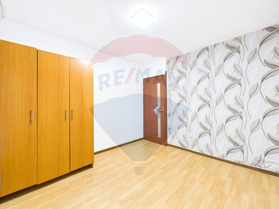 Apartament cu 4 camere de vânzare în zona Rahova
