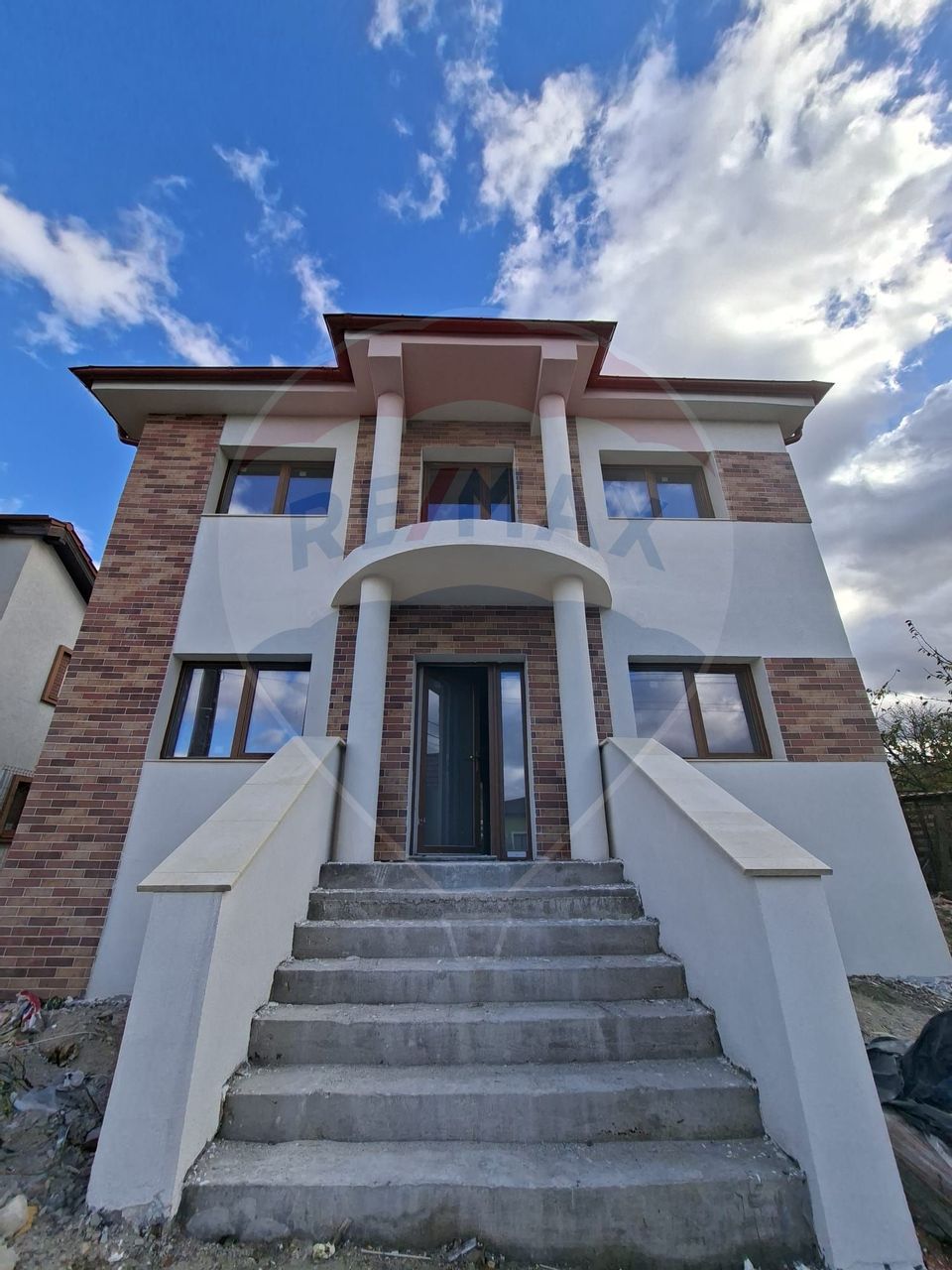 COMISION 0% Casă cu 4 camere de vânzare în Dezmir, 700 mp de teren