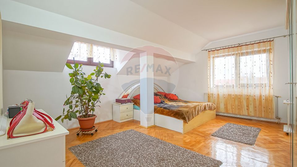 Vilă cu Teren Generos - Tractorul, Potrivită pentru Locuit sau Afacere