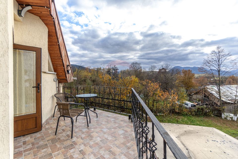 Casă / Vilă cu 6 camere de vânzare in Tarlungeni