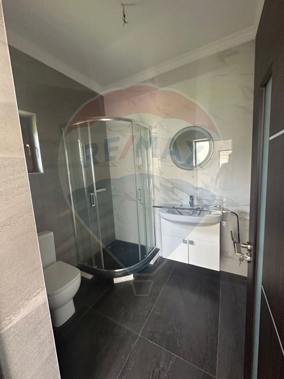 Casă cu 4 camere de vânzare